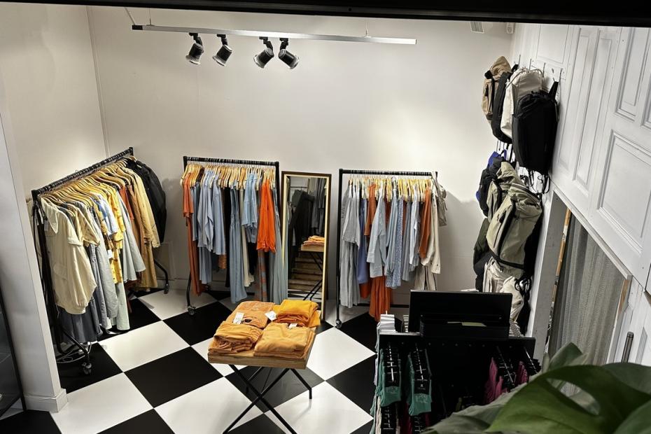 Herrenmode bei HELLA & HERMANN — Hemden und Shirts auf Kleiderständern