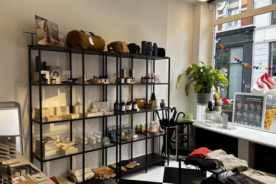 Naturkosmetik-Regal bei HELLA & HERMANN — Pflegeprodukte und Accessoires
